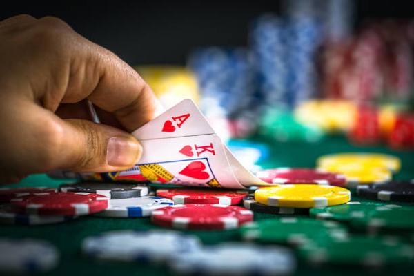 Find Live Dealer Action at a Singapore online casino for Enthusiasts