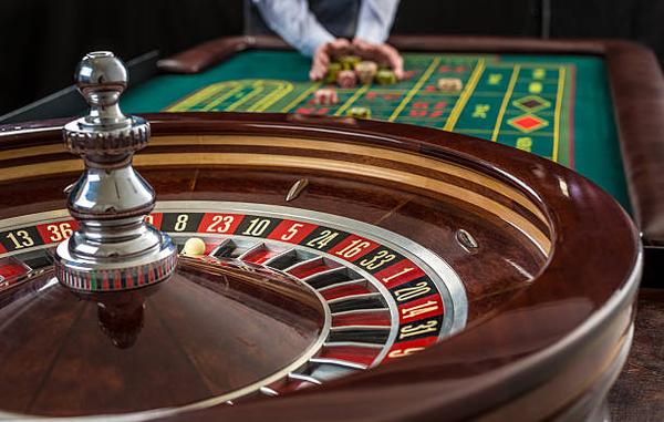 Discover Live Dealer Poker and Classic Baccarat Entertainment Through คาสิโนออนไลน์